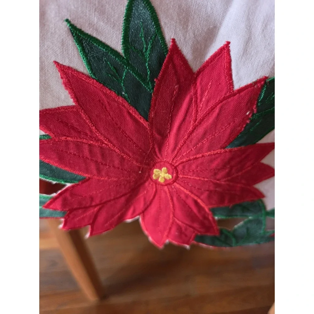 Poinsettas 66 Round Tablecloth White Red & Green Scalloped Edge 8 Napkins Retro